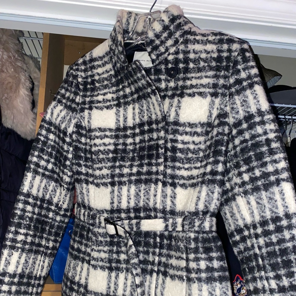 1/2 Off Banana Republic Italian wool plaid jacket w/belt. Gently worn- like new